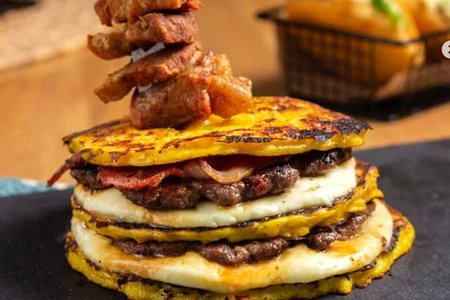 Foto de referencia de Burger cachapa con carne, queso y tocineta