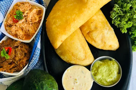 Foto de referencia de Empanada de pollo mechado con queso